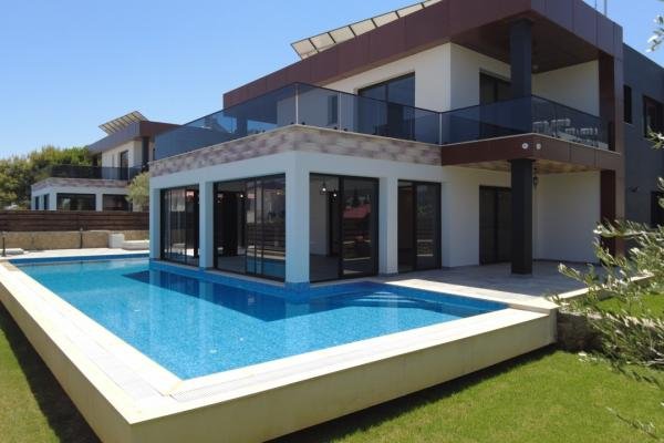 GİRNE EDREMİT'TE 4+1 ÖZEL HAVUZLU LÜX MODERN TASARIM VİLLA