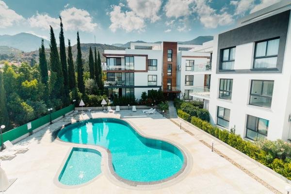 GİRNE’NİN GÖZDE BÖLGELERİNDEN ALSANCAK’TA YER ALAN, 95 M² BÜYÜKLÜĞÜNDE, FULL EŞYALI SATILIK 2+1 DAİRE